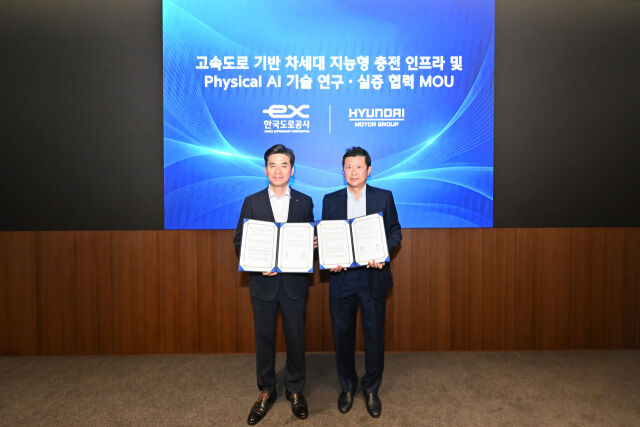 (왼쪽부터) 한국도로공사 조성민 도로교통연구원장과 현대차그룹 미래전략본부장 정호근 부사장. /현대차그룹