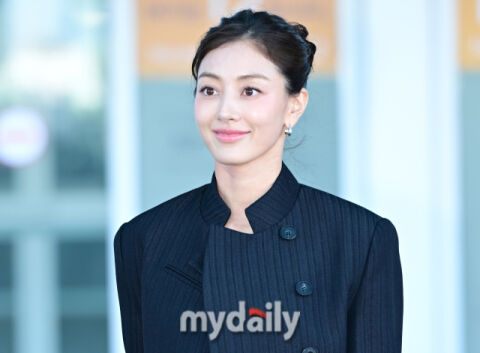 [MD포토] 트와이스 지효 '번 스타일에 더 작아진 얼굴'