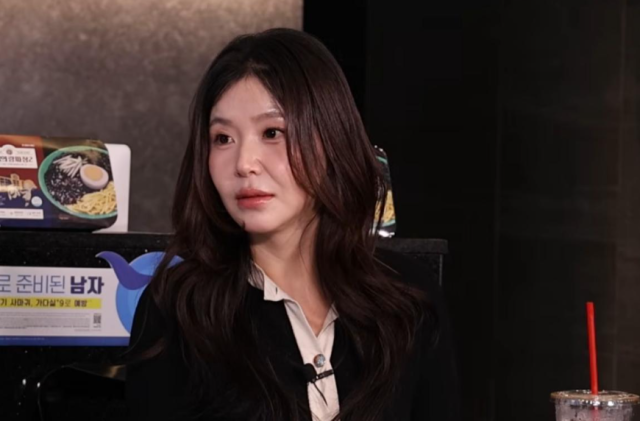 탈북 유튜버 한송이는 최근 채널 ‘닭터신’에 공개된 ‘탈북 미녀 한송이가 말하는 북한의 성 이야기’ 영상에 게스트로 출연해 남한에서의 연애 경험담을 공개했다./유튜브 '닭터신'