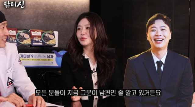 MC 신정환은 탈북 유튜버 한송이를 향해 "남편분 잘 계시냐. 이상준씨?"라며 돌직구 질문을 던졌다. 갑작스러운 질문에 한송이는 강력하게 부인했다./유튜브 채널 '닭터신'