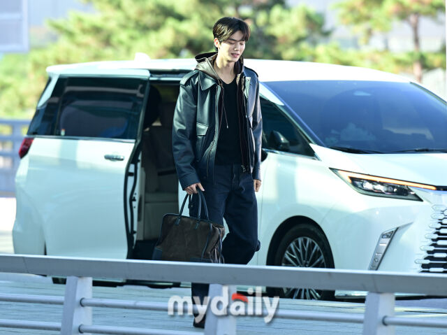 ▲ 하차부터 시작된 화보 같은 출국
