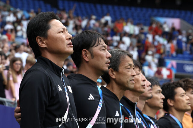 일본 대표팀의 오이와 고 감독(왼쪽)이 스페인과의 2024 파리올림픽 남자축구 8강전에서 국가를 부르고 있다./게티이미지코리아