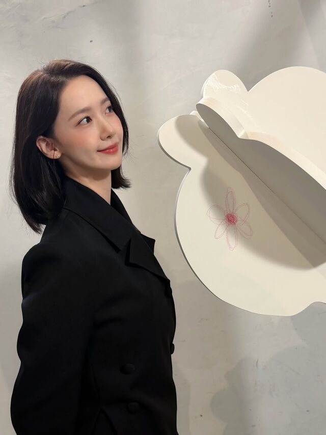 윤아가 변함없는 비주얼을 뽐내며 근황을 전했다. / 윤아 SNS