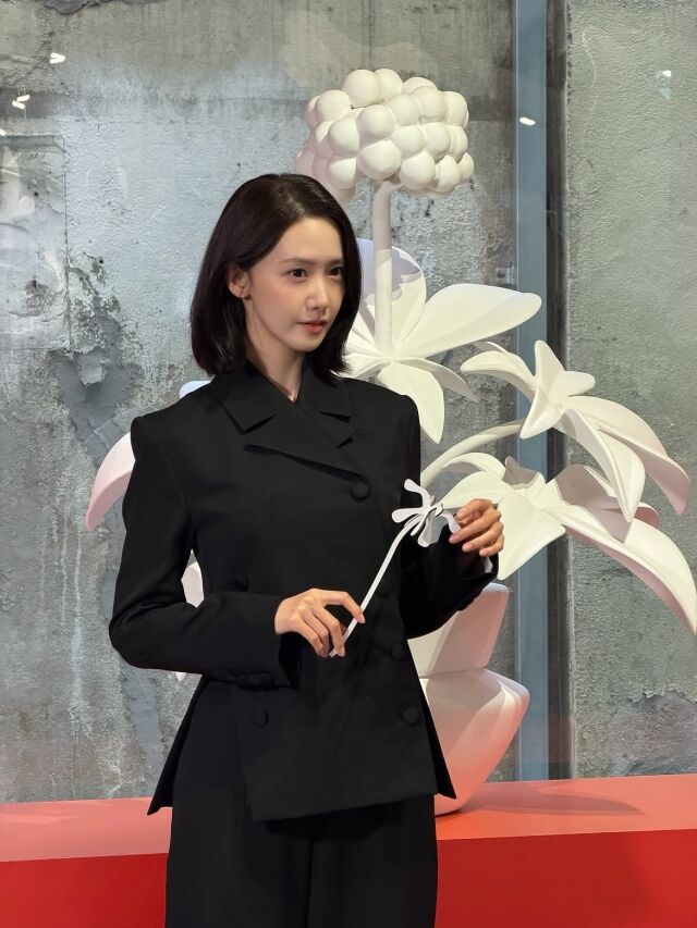 윤아가 변함없는 비주얼을 뽐내며 근황을 전했다. / 윤아 SNS