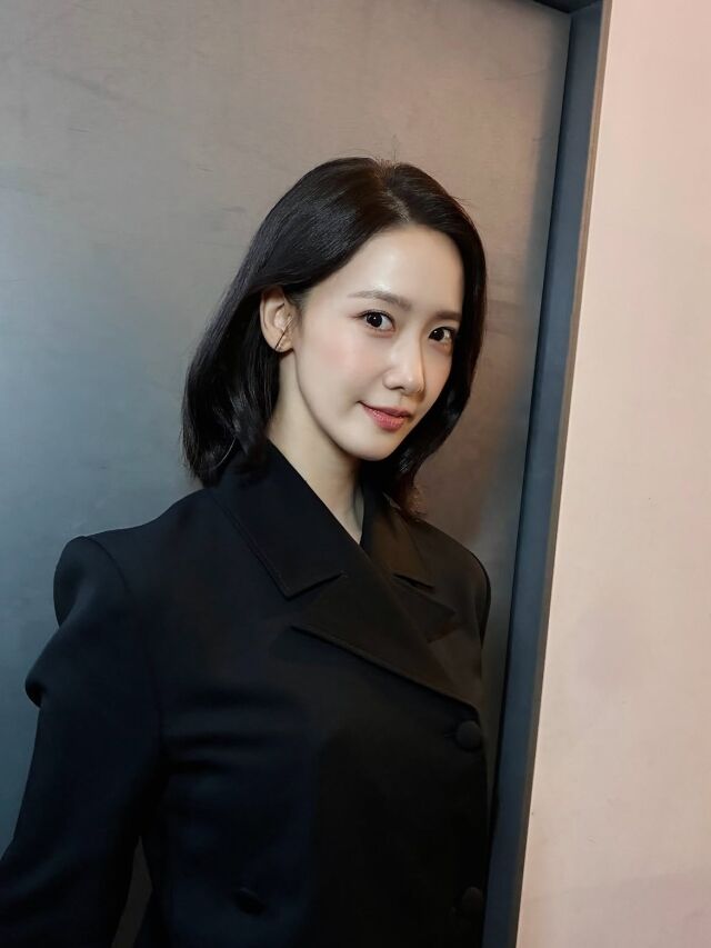 윤아가 변함없는 비주얼을 뽐내며 근황을 전했다. / 윤아 SNS