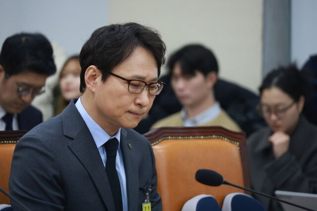 이재원 빗썸 대표이사가 지난 2월 서울 여의도 국회에서 열린 정무위원회의 빗썸 관련 긴급 현안질의에서 시작 전 대기하고 있다. /뉴시스