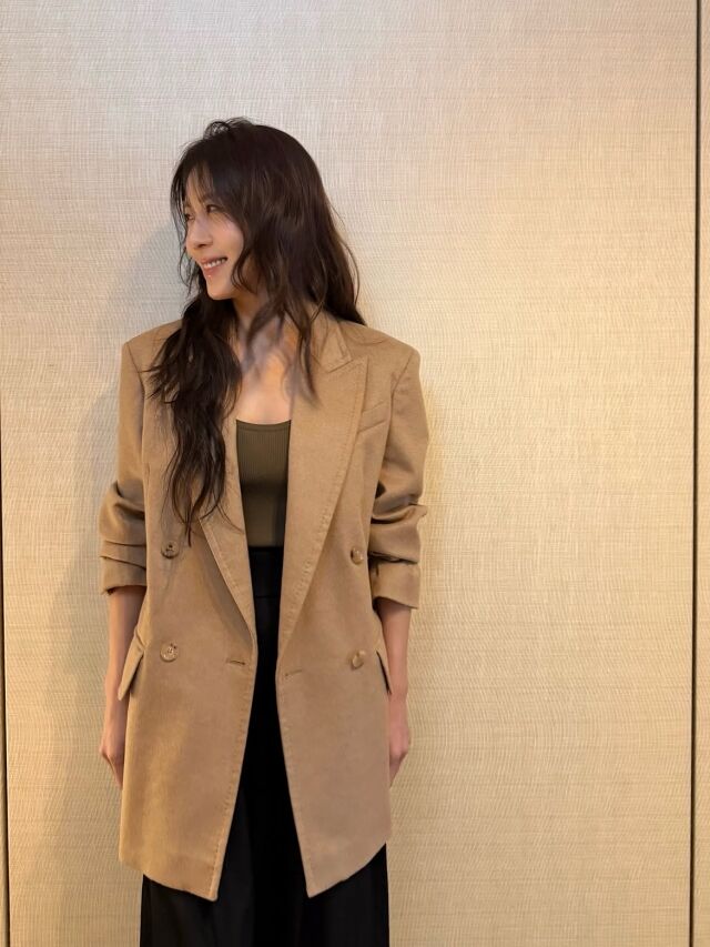 하지원이 세월을 비껴간 듯한 동안 비주얼로 시선을 사로잡았다. / 하지원 SNS