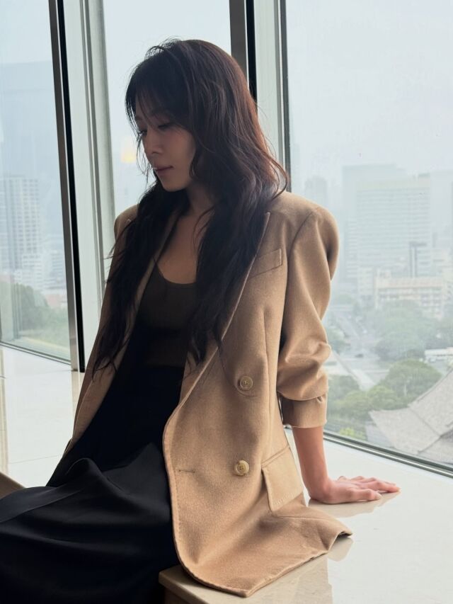 하지원이 세월을 비껴간 듯한 동안 비주얼로 시선을 사로잡았다. / 하지원 SNS