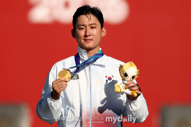 김종호가 2026 아이치·나고야 아시안게임 컴파운드 양궁 남자 개인전에서 금메달을 목에 걸었다./게티이미지코리아