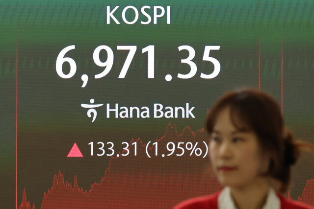 1일 오후 서울 중구 하나은행 딜링룸에서 딜러들이 업무를 보고 있다. /뉴시스
