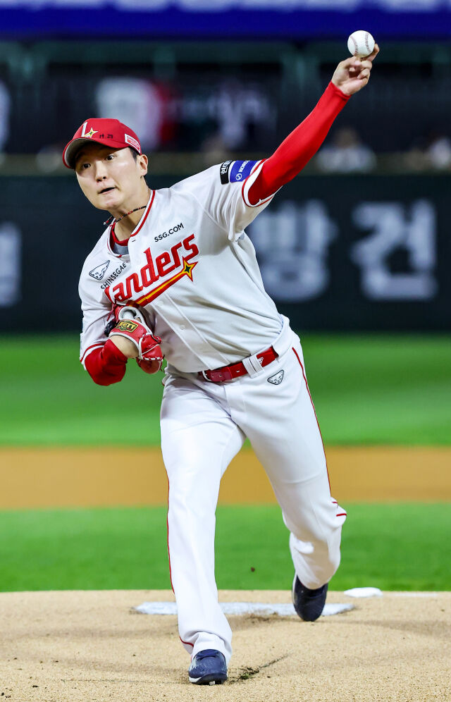 김건우가 9월 30일 인천 SSG 랜더스필드에서 열린 LG 트윈스전 공을 던지고 있다./SSG 랜더스 제공