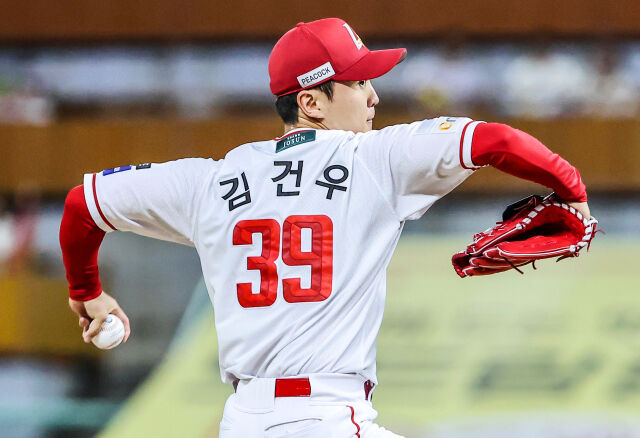김건우가 9월 30일 인천 SSG 랜더스필드에서 열린 LG 트윈스전 공을 던지고 있다./SSG 랜더스 제공