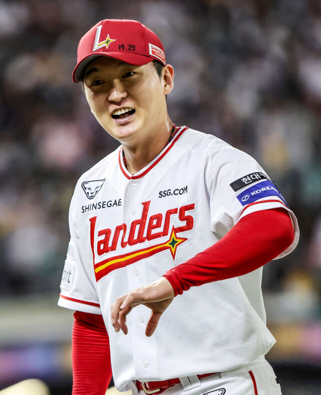 김건우가 9월 30일 인천 SSG 랜더스필드에서 열린 LG 트윈스전 마운드에서 대화를 하고 있다./SSG 랜더스 제공