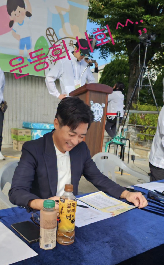 안재욱이 딸의 운동회에서 직접 진행을 맡으며 남다른 학부모 열정을 드러냈다. / 안재욱 SNS