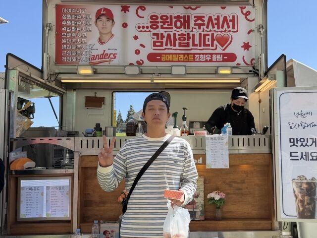 조병현, 조형우, 정준재가 SSG 랜더스 선수단에 커피와 피자를 선물했다./SSG 랜더스 제공