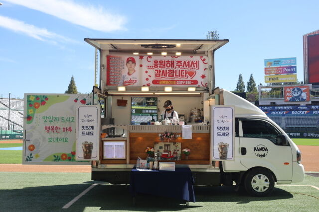 조병현, 조형우, 정준재가 SSG 랜더스 선수단에 커피와 피자를 선물했다./SSG 랜더스 제공