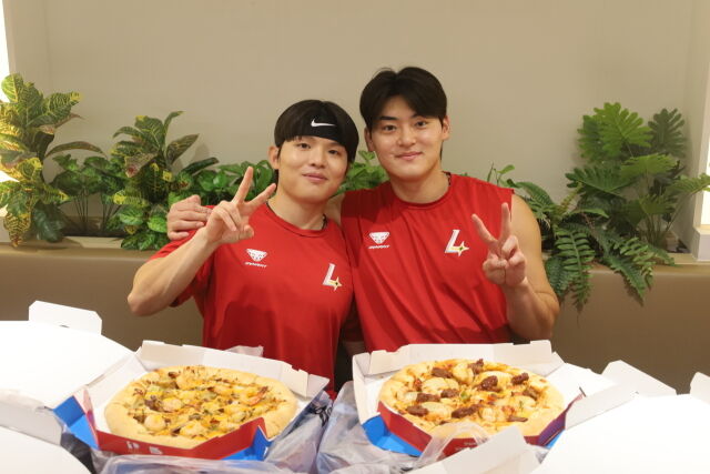 조병현, 조형우, 정준재가 SSG 랜더스 선수단에 커피와 피자를 선물했다./SSG 랜더스 제공
