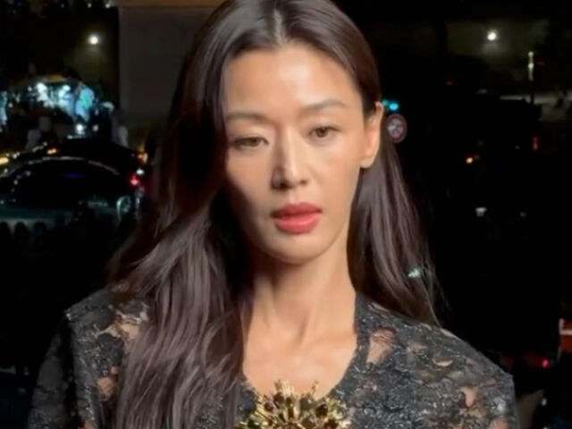 전지현의 사진 한 장이 논란이 되고 있다. / 온라인 커뮤니티