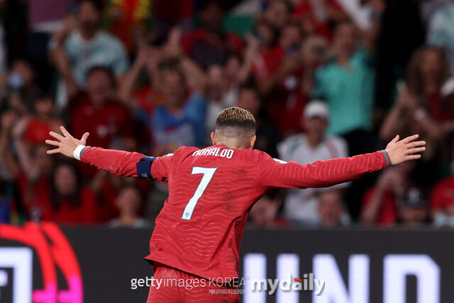 호날두가 덴마크와의 UEFA 네이션스리그 경기를 앞두고 포르투갈 대표팀 훈련 캠프를 떠났다./게티이미지코리아