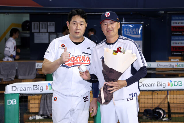 김원형 두산 베어스 감독이 1일 NC 다이노스전을 마친 뒤 주장 양의지와 함께 개인 통산 300승 달성 기념 촬영을 하고 있다./두산 베어스 제공