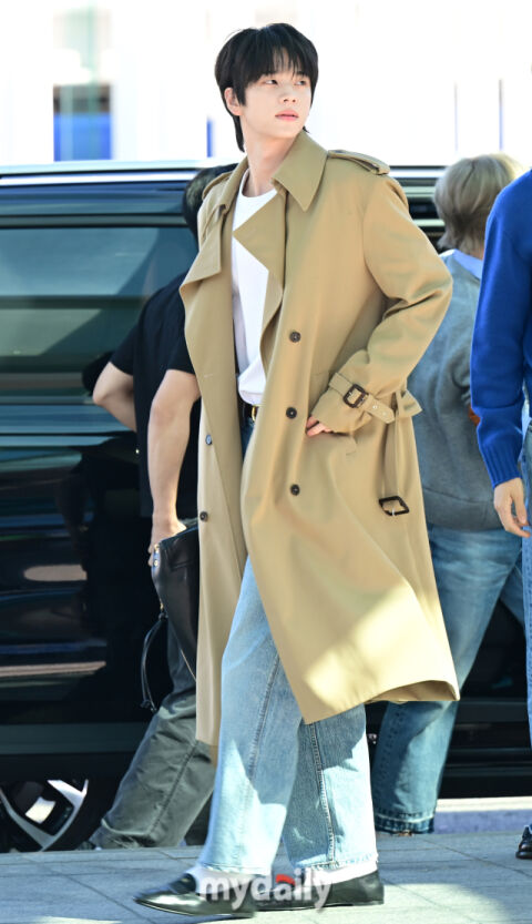 [MD포토] 투어스 신유 '가을엔 역시 롱코트'