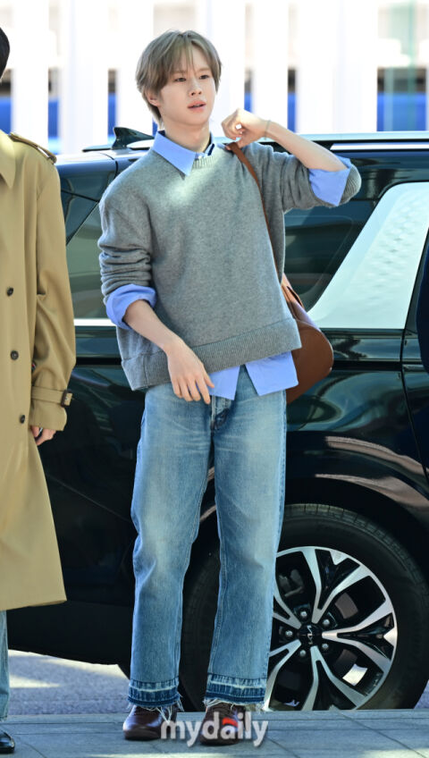 [MD포토] 투어스 경민 '생일 축하 받으며 출국'