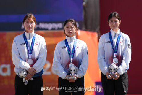 충격의 8연패 실패, 고개 들지 못한 韓 여자 양궁 "죄송하다, 죄송하다"
