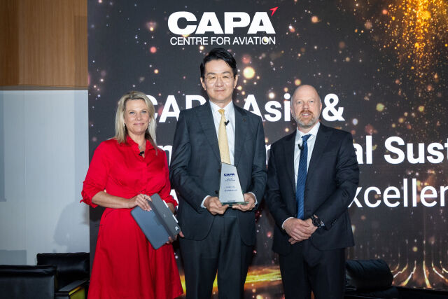 지난 1일부터 이틀간 일본 삿포로 신치토세 공항 포르톰 홀에서 열린 '2026 CAPA 아시아 항공 리더 서밋'에서 '올해의 아시아 항공사 경영자상'을 수상한 조원태 한진그룹 회장(가운데)이 기념사진을 촬영하고 있다. /대한항공
