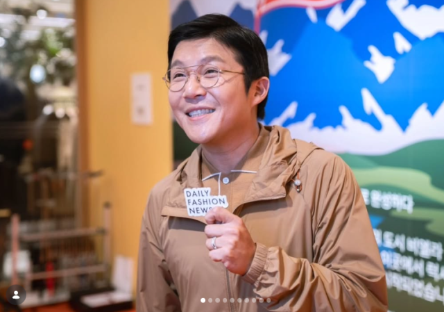 조직폭력배 연루 의혹에 휩싸여 지난해 12월 tvN '유 퀴즈 온 더 블럭' 등 지상파 및 주요 방송 프로그램에서 하차했던 방송인 조세호가 넷플릭스 예능을 통해 유쾌한 근황을 드러냈다. 지난해 골프웨어 행사때의 조세호./조세호 소셜미디어