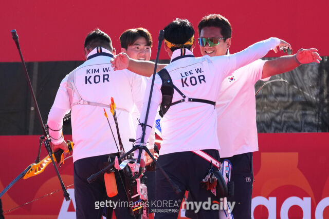 한국 남자 양궁 대표팀이 2일 2026 아이치·나고야 아시안게임 양궁 리커브 남자 단체전에서 인도를 꺾고 금메달을 따낸 뒤 기뻐하고 있다./게티이미지코리아