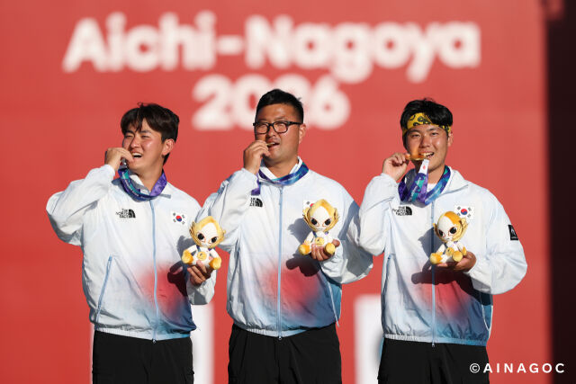 한국 남자 양궁 대표팀이 2일 2026 아이치·나고야 아시안게임 양궁 리커브 남자 단체전 시상식에서 금메달을 깨물고 있다./2026 아이치·나고야 아시안게임 조직위
