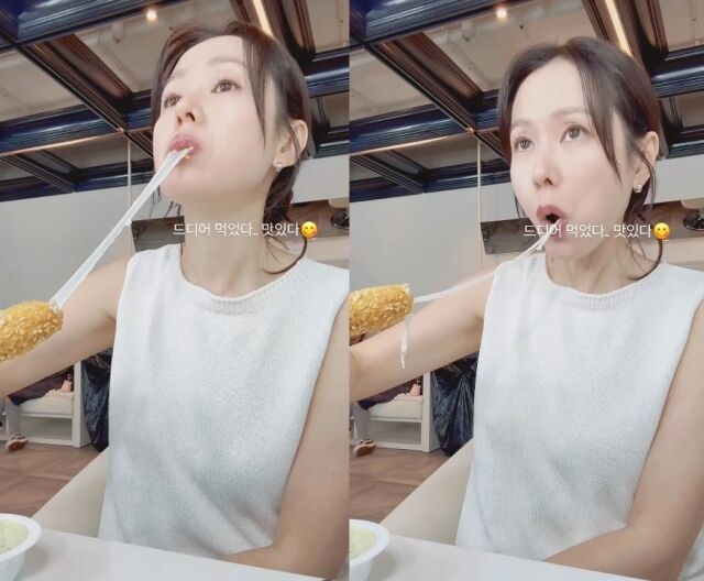 배우 손예진이 SNS를 통해 공개한 털털한 먹방 영상이 예상치 못한 식사 예절 논란으로 번지며 국내외 온라인을 뜨겁게 달구고 있다./손예진 소셜미디어