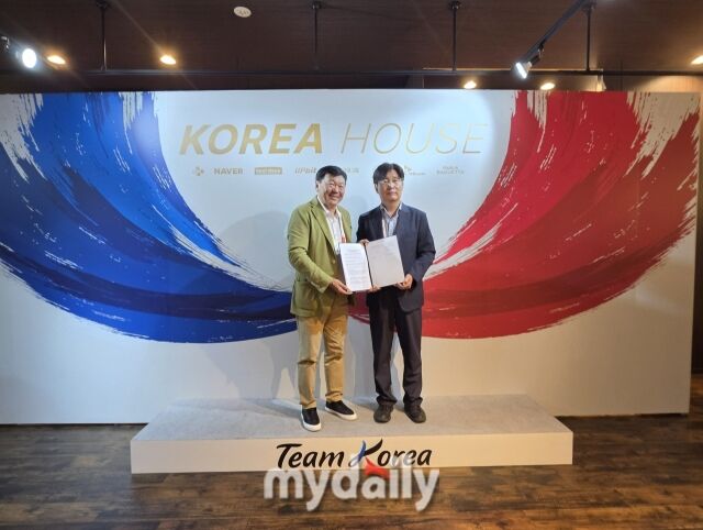 김봉진 회장(오른쪽)이 사토 명예회장과 업무협약 후 기념 촬영을 하고 있다. /코리아하우스(나고야)=심재희 기자