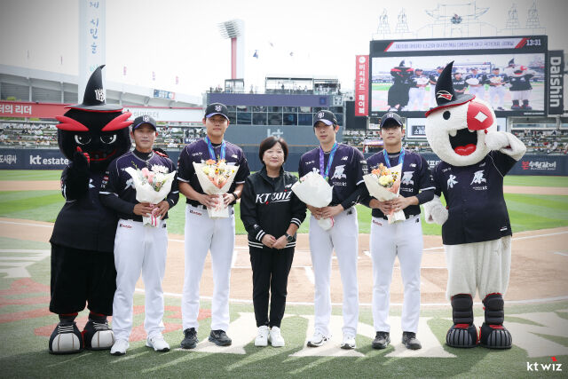 왼쪽부터 박경수 코치, 소형준, 이선주 KT 스포츠 대표, 오원석, 박영현. 2026 아이치·나고야 아시안게임 야구 금메달 축하 세리머니가 열렸다./KT 위즈 제공