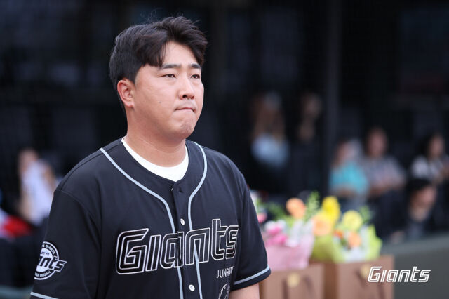 정훈이 은퇴식을 치르고 있다./롯데 자이언츠 제공