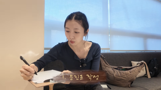 주현영이 건강 상태를 확인하기 위해 받은 검사에서 예상 밖의 결과를 듣고 놀라움을 감추지 못했다. / 유튜브 채널 '주연은 주현영'