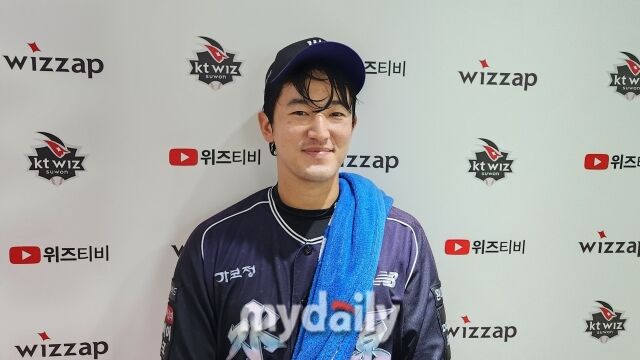 고영표가 10월 3일 수원 KT 위즈파크에서 열린 롯데 자이언츠전 승리 후 취재진과 인터뷰를 하고 있다./수원=김경현 기자