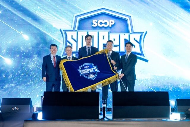 (왼쪽부터) 서수길 SOOP CVO, 민형배 전남광주통합특별시장, 김세진 감독, 이민원 구단주, 이병호 단장이 3일 전남광주의 SOOP 스타디움에서 열린 창단식에서 구단기 전달을 마치고 기념 촬영에 임하고 있다./SOOP 수퍼스 제공