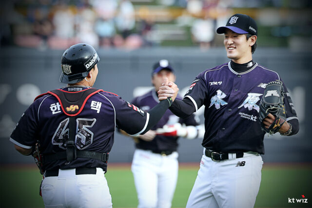 한승택과 고영표가 10월 3일 수원 KT 위즈파크에서 열린 롯데 자이언츠전 완봉승을 합작한 뒤 세리머니를 하고 있다./KT 위즈 제공