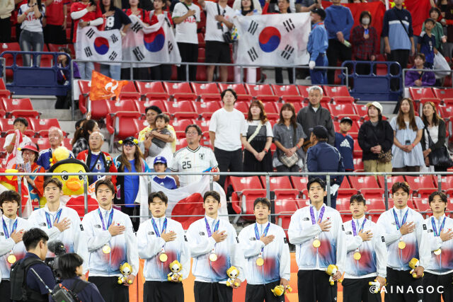 한국 남자 축구 아시안게임 대표팀이 3일 일본 아이치현 도요타의 도요타 스타디움에서 열린 2026 아이치·나고야 아시안게임 남자 축구 결승전에서 일본을 만나 1-0으로 승리하며 금메달을 획득했다. 시상식에서 애국가를 제창하는 선수단./2026 아이치·나고야 아시안게임 조직위 제공