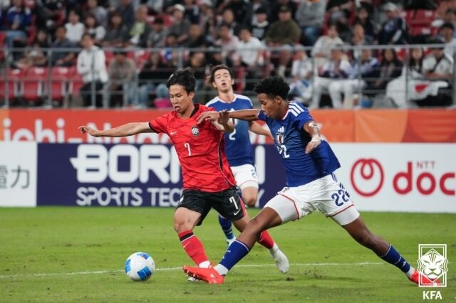 엄지성(왼쪽) 돌파를 시도하고 있다. /대한축구협회 제공