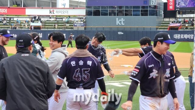 고영표(가운데)가 10월 3일 수원 KT 위즈파크에서 열린 롯데 자이언츠전 완봉승을 거둔 뒤 물벼락을 맞고 있다./수원=김경현 기자