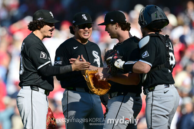 MLB 시카고 화이트삭스 선수들이 4일(한국시각) 열린 클리블랜드와 디비전시리즈 1차전 승리 후 기뻐하고 있다./게티이미지코리아