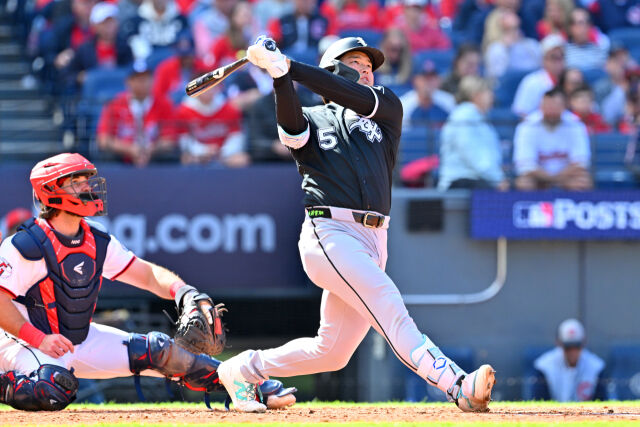 MLB 시카고 화이트삭스에서 뛰고 있는 무라카미가 4일(한국시각) 열린 클리블랜드와 디비전시리즈 1차전 4회초 기선제압하는 2점 홈런을 쏘아올리고 있다./게티이미지코리아