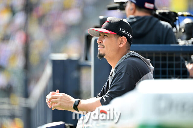 2026년 10월 4일 오후 서울 잠실구장에서 열린 '2026 신한 SOL KBO리그' KIA 타이거즈와 LG 트윈스의 경기. LG 카라스코가 더그아웃에서 경기를 지겨보고 있다./유진형 기자