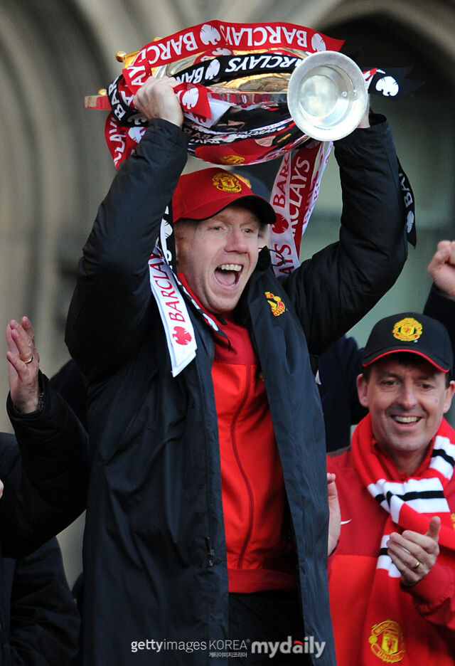 폴 스콜스가 2012-13시즌 잉글랜드 프리미어리그(EPL) 우승을 차지한 뒤 트로피를 들어 올리고 있다./게티이미지코리아