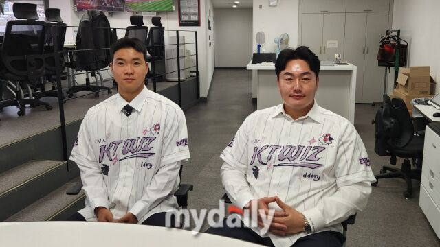 이승원(왼쪽)과 최지만이 4일 수원 KT 위즈파크에서 취재진과 인터뷰를 하고 있다./수원=김경현 기자