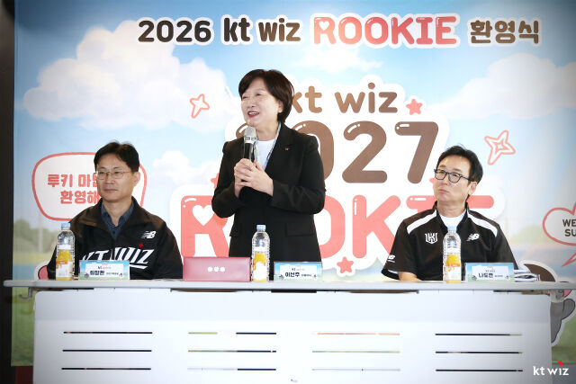 왼쪽부터 최창환 경영기획총괄, 이선주 대표이사, 나도현 단장./KT 위즈 제공
