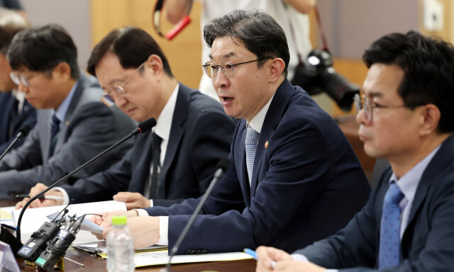 4일 오후 서울 종로구 정부서울청사에서 열린 최근 침해위협 대응 전금융권 긴급 점검회의에서 이억원 금융위원장이 모두발언을 하고 있다. /뉴시스