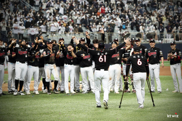 2021년 한국시리즈 4차전을 끝낸 뒤 우승 세리머니를 하는 KT 위즈 선수단./KT 위즈 제공